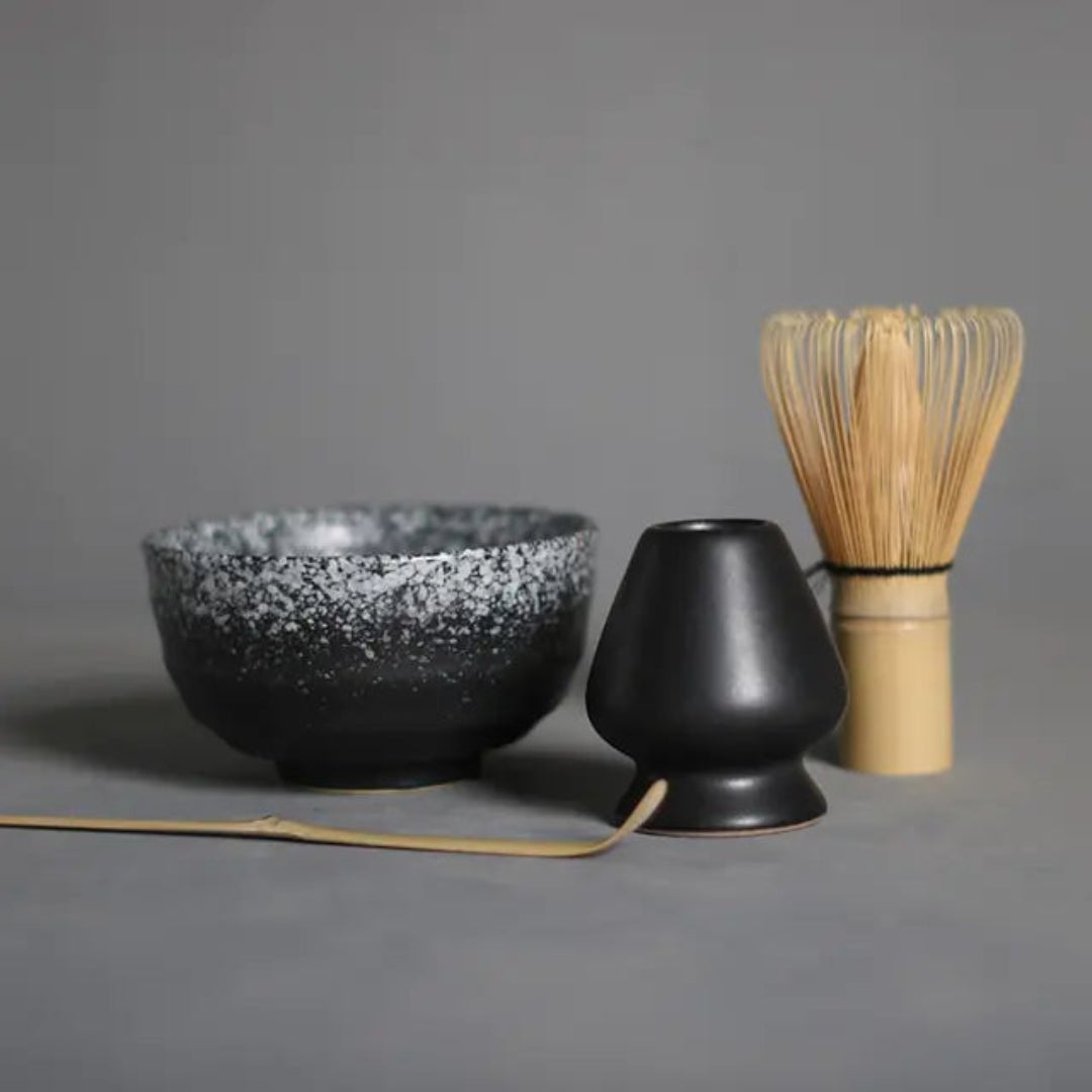 Matcha tilbehør: En vakkert utformet bambusvisp (chasen) og holder, sentralt i japansk tebrygging.