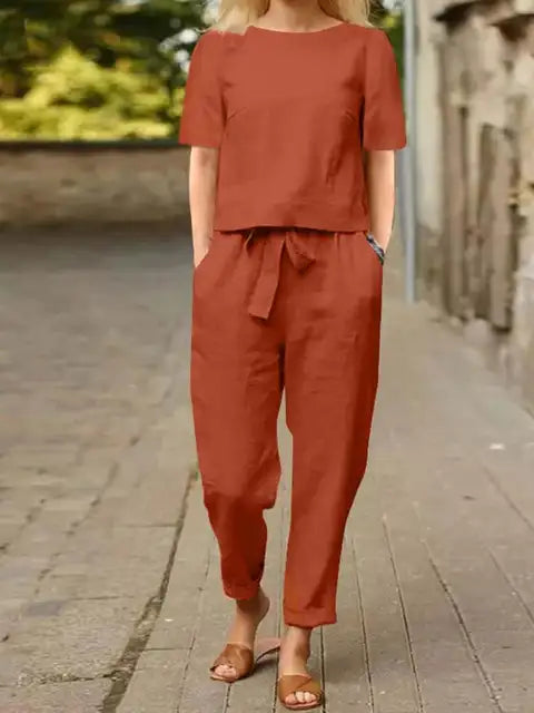 Elegant dame linsett, todelt med løs bluse og vide linbukser for avslappet sommerstil.