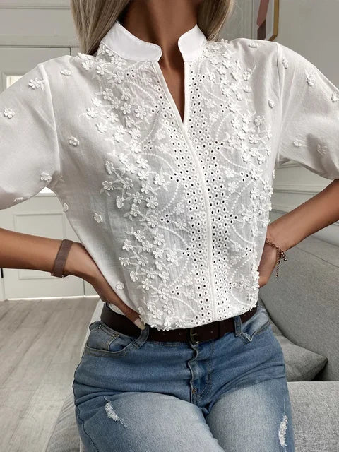 Klassisk hvit damebluse med elegant snitt. En tidløs og komfortabel favoritt for moderne kvinner.