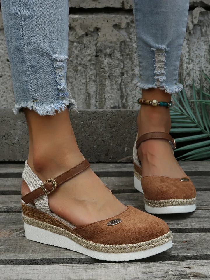 Elegante svarte kilehælsandaler for dame, med bohem stil. Ideelle sommersko.