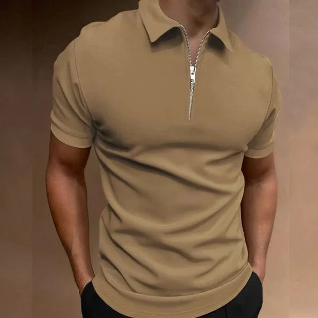 Menns kortermet skjorte med glidelås, sett forfra. Casual stil, komfortabel og ideell for sommerens fritidsbruk.