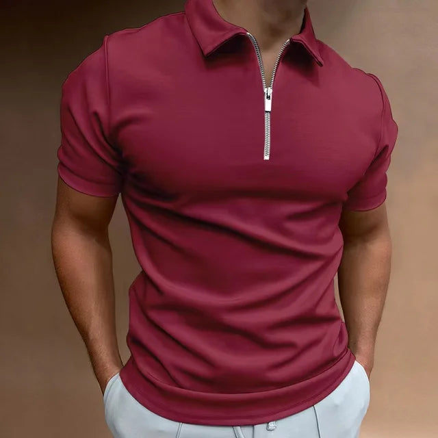 Nærbilde av stofftekstur på kortermet glidelåsskjorte. Myk polyester, pustende og perfekt for varme dager.
