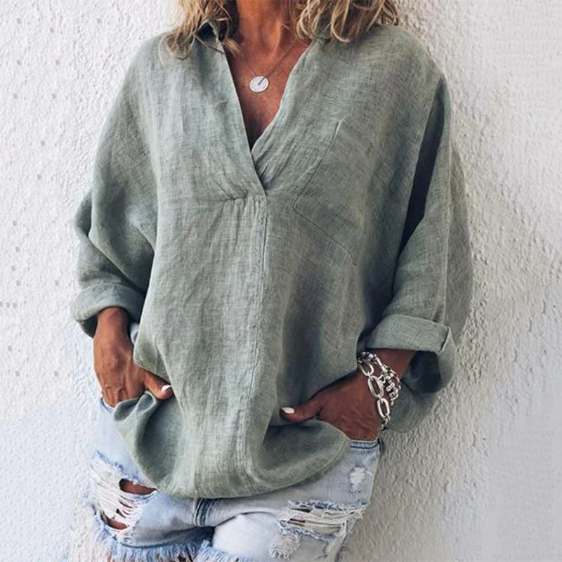 Vintage damebluse med rundhals og lange ermer, tidløs og elegant for hverdag. Komfortabel passform.