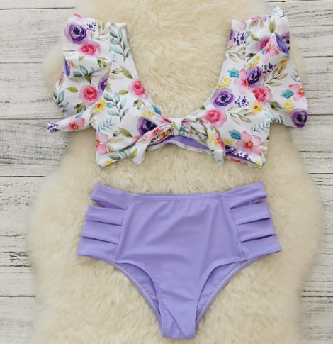Brettet dame bikini sett med høy midje, fargerikt blomstret design, klar for reise og sommerstil.