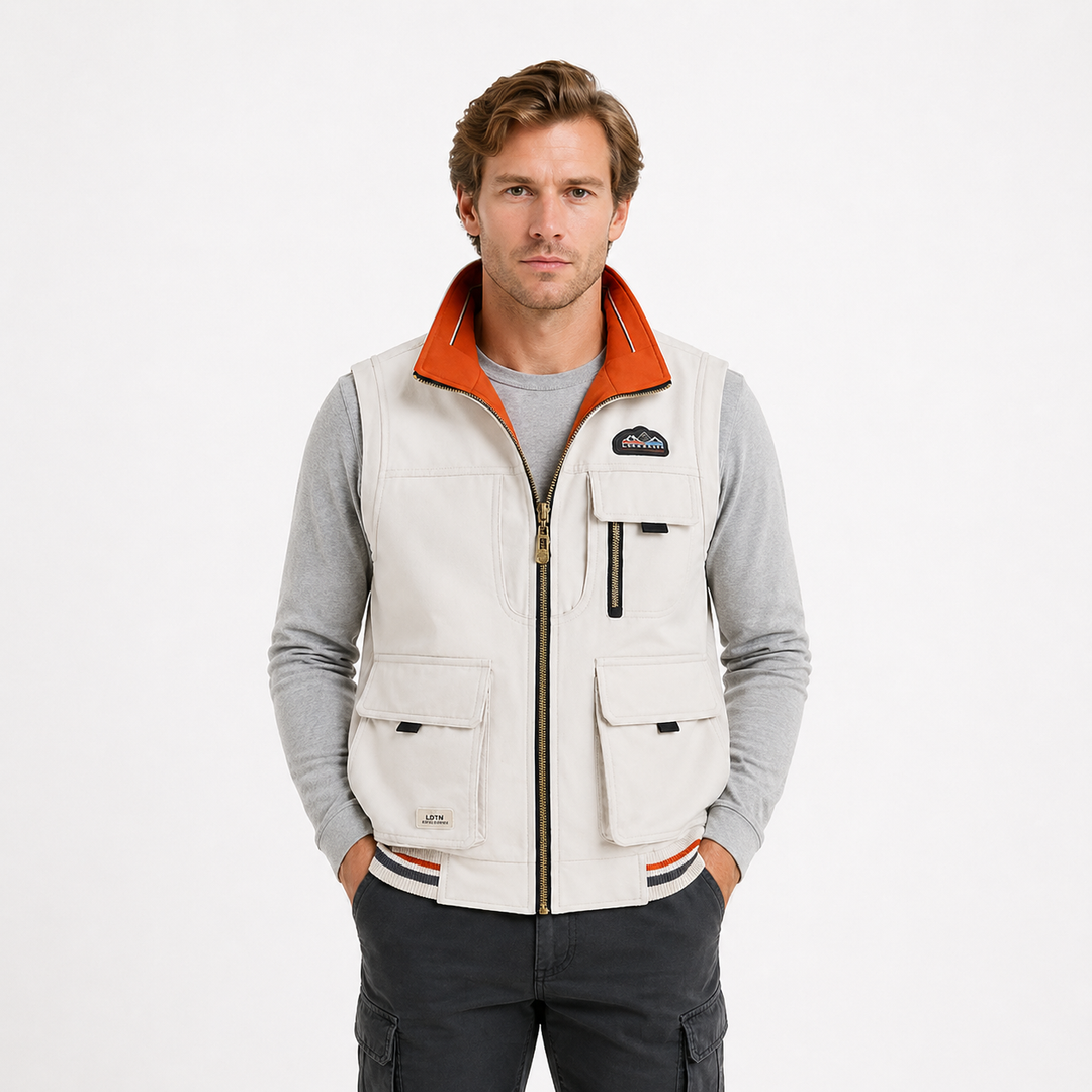 Mann i lett outdoor herrevest med mange lommer, pustende, ideell for fiske og fotturer i sommer.