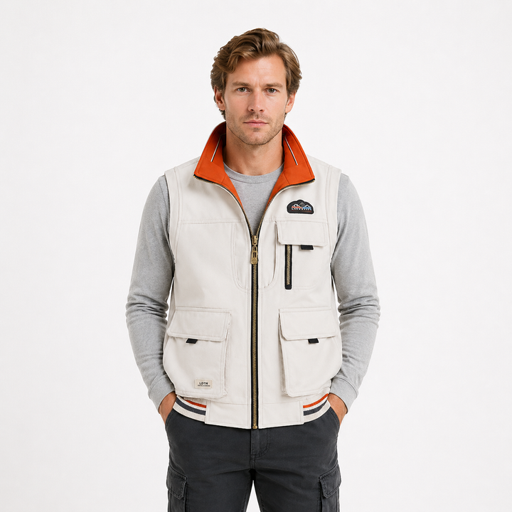 Mann i lett outdoor herrevest med mange lommer, pustende, ideell for fiske og fotturer i sommer.
