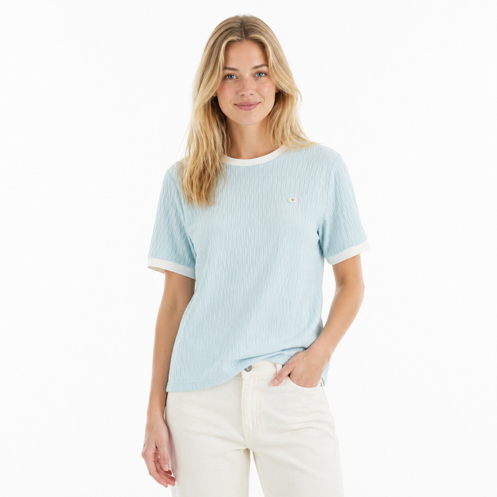 Lyseblå dame strikket t-skjorte med elegant plissert design. Komfortabel og kortermet sommertopp for casual hverdag.