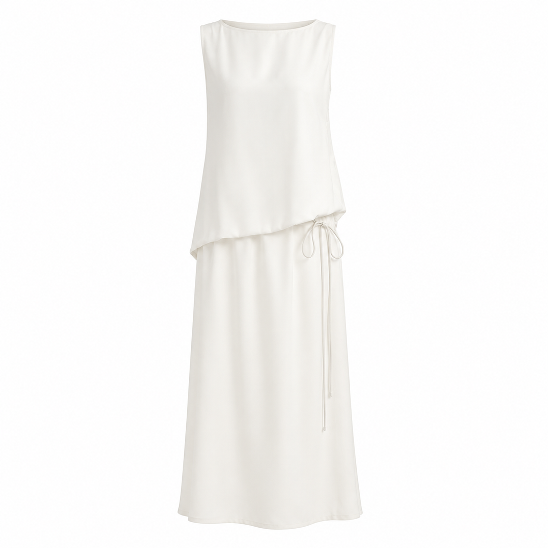 Beige lang maxikjole for dame med knytedetalj. Løs og luftig chiffonkjole, ideell til sommerbruk.