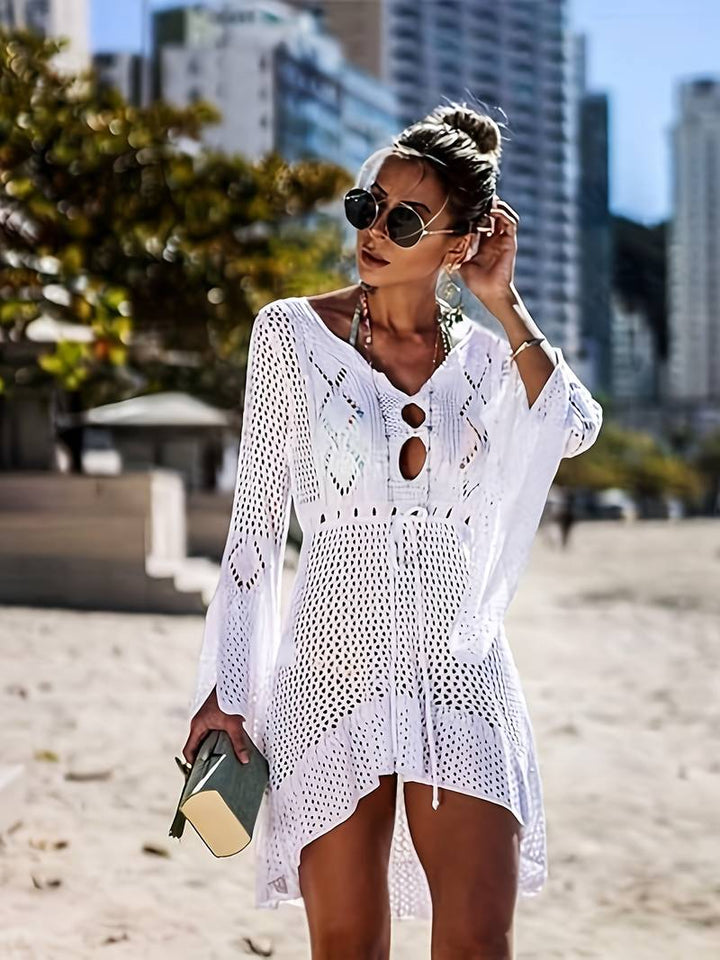 Elegant dame hulblonde bikinikjole med langt skjørt for strand og sommer. Perfekt boho feriekjole.