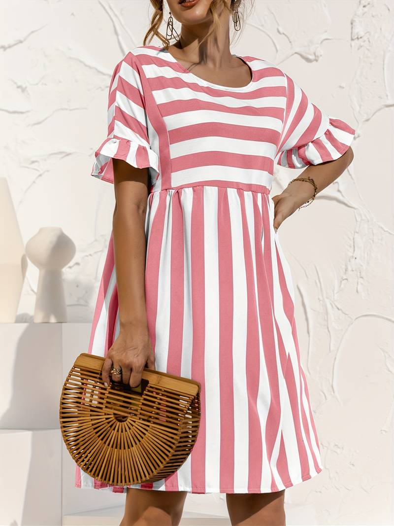 Elegant stripet kort kjole, ideell som sommerkjole til dame. Stilren minikjole for varme dager.