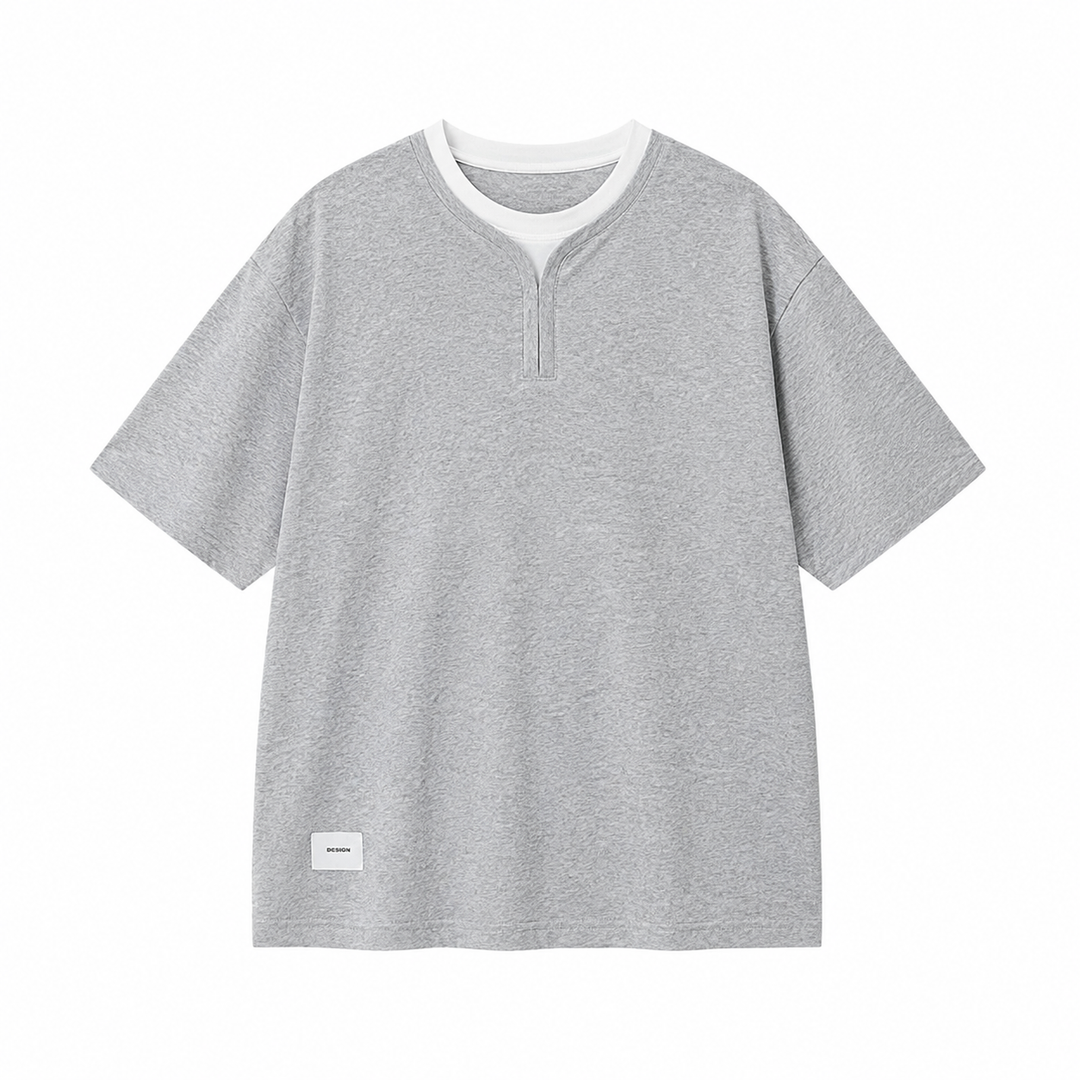 Svart herre t-skjorte, kortermet, med moderne lag-på-lag design. Ideell for streetstyle og en komfortabel look.