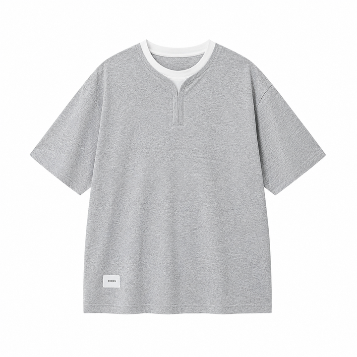 Svart herre t-skjorte, kortermet, med moderne lag-på-lag design. Ideell for streetstyle og en komfortabel look.