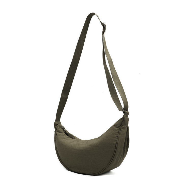 Studiobilde av elegant halvmåne crossbody-veske, fremhever kvalitet, detaljer og moderne design.