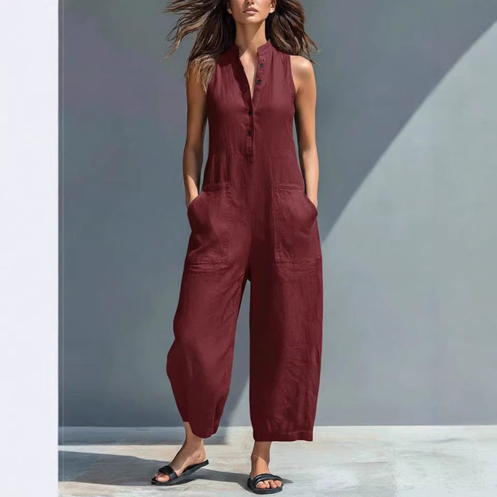 Mote jumpsuit for kvinner, perfekt for avslappet look. Med V-hals, vide ben, ermeløs og lommer.