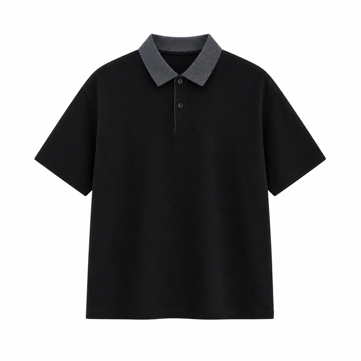 Komfortabel herre polo med rutete krage. Ideell pustende t-skjorte for sommer, fritid og et stilrent kontorlook.
