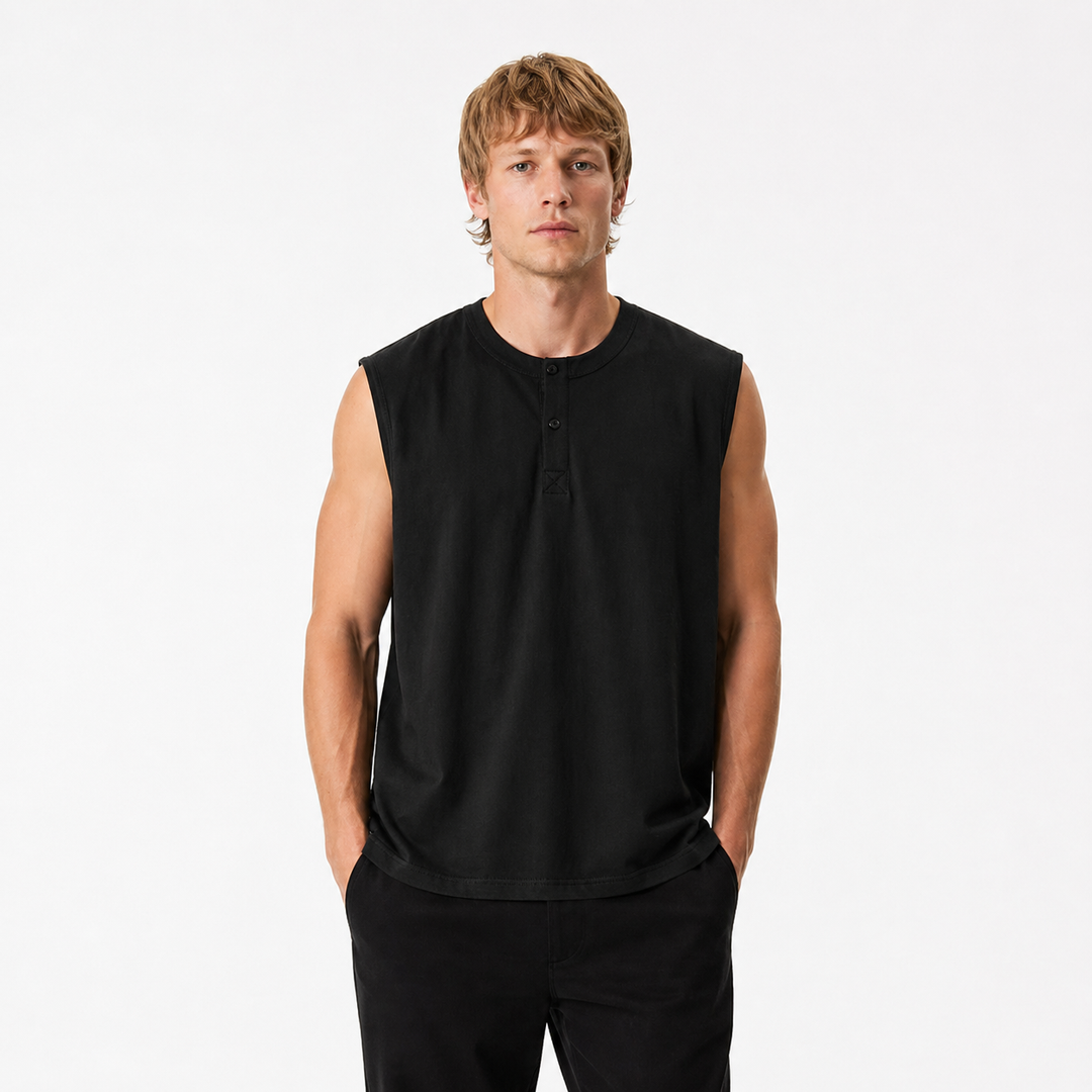 Trendy oversized herre Henley singlet i pustende 100% bomull. En allsidig ermeløs t-skjorte for menn.