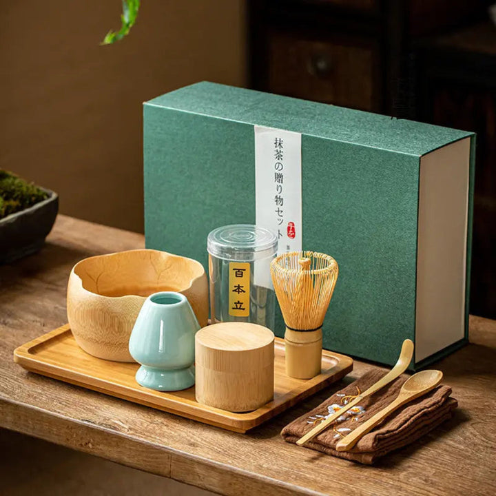 Premium matcha gavesett i keramikk og bambus, ideelt for teseremoni og tradisjonell tebrygging hjemme.