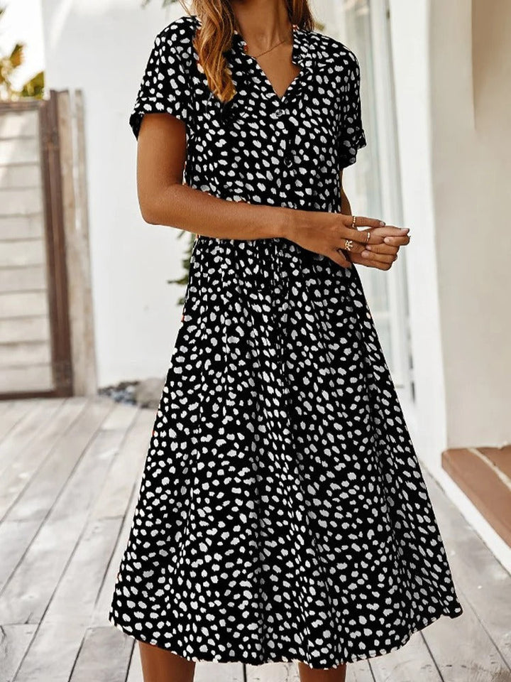 Stilren sommerkjole til dame, lett og pustende stoff, perfekt for casual sommerlook.
