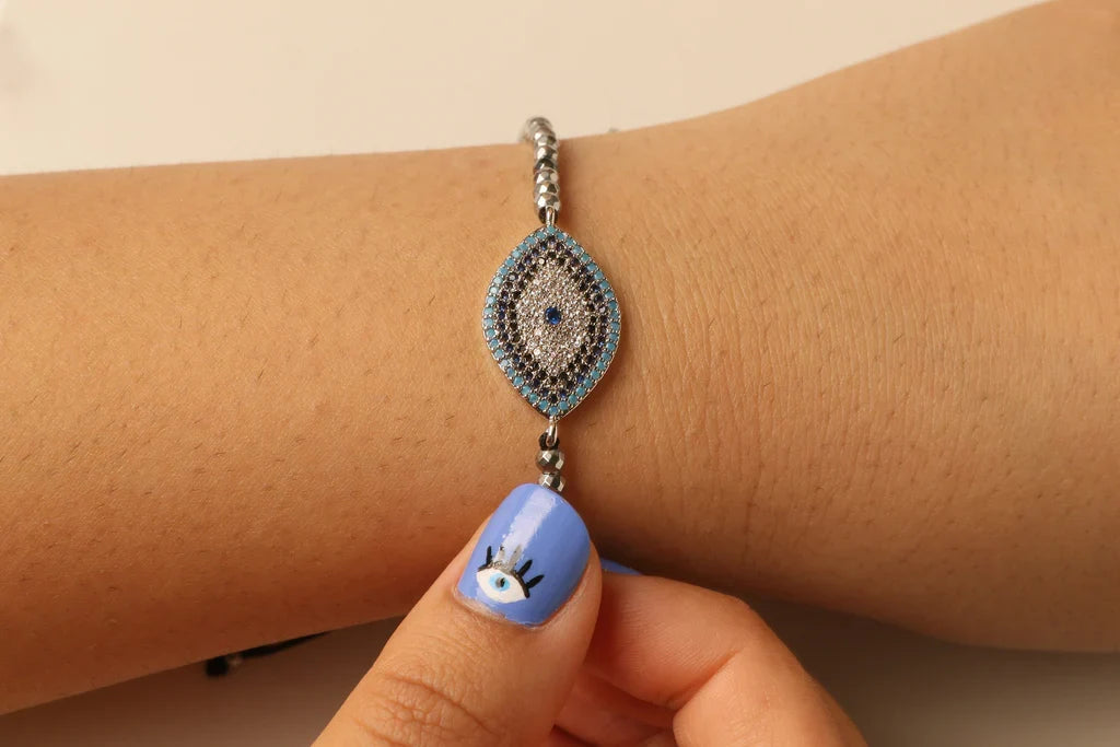 Elegant beskyttende onde øye armbånd i gullfarge. En kraftig lykkebringer og moteriktig gave til henne.