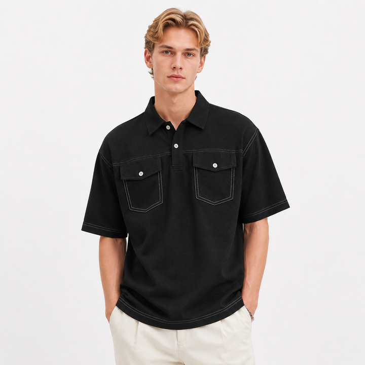 Herre denim polo, kortermet, med doble brystlommer; perfekt fritidsklær i casual stil.