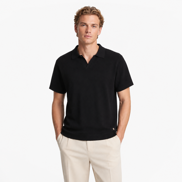 Komfortabel herre strikket polo for sommeren. Elegant, pustende design for både jobb og fritid.