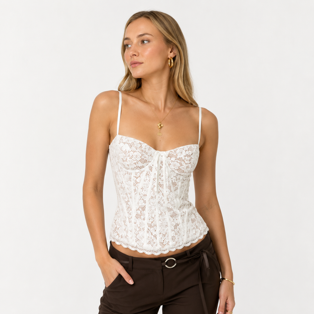 Elegant beige blondetopp til dame. Ryggløs crop top med feminine knytedetaljer, perfekt for sommer og fest.