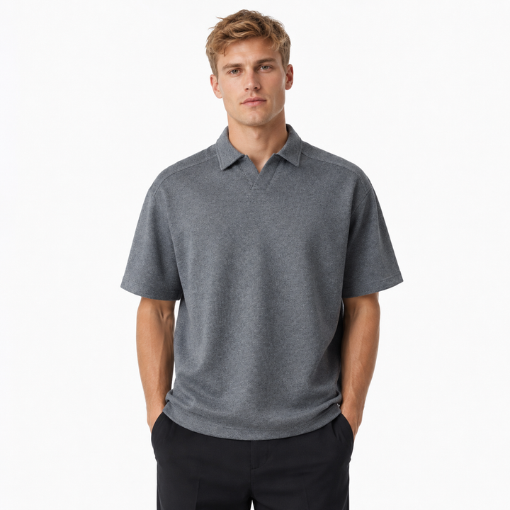 Klassisk kortermet polo t-skjorte for menn, med unikt lag-på-lag utseende og retro preg.