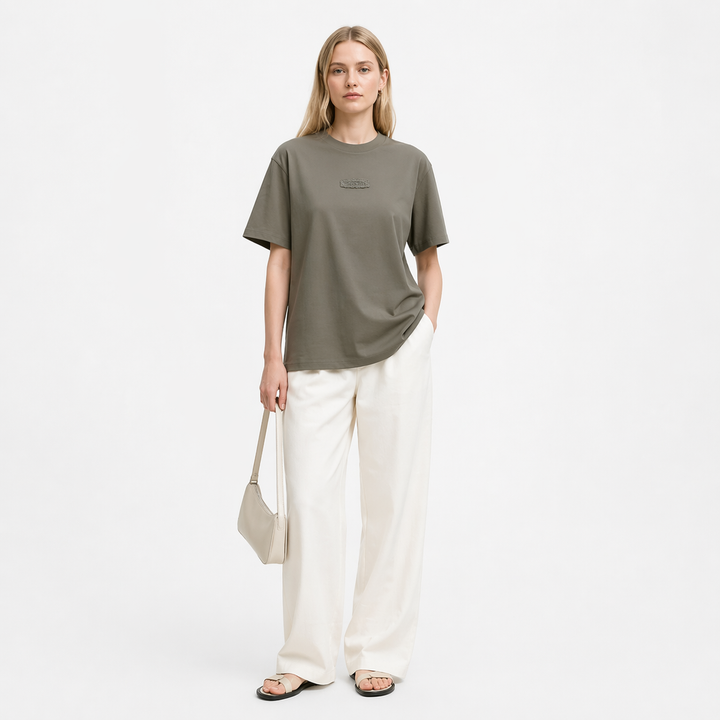 Dame t-skjorte i løs bomull med drop shoulder, perfekt for komfortabel hverdag og avslappet sommerstil.