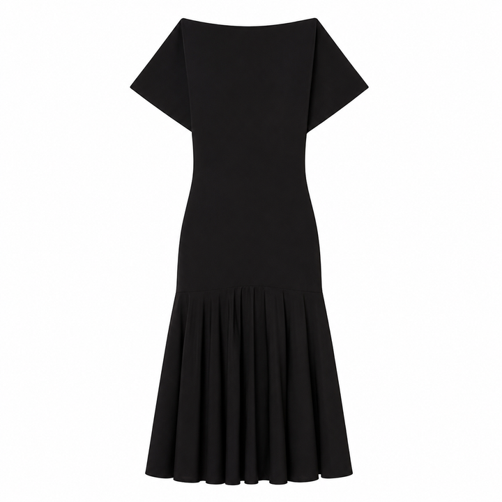 Komfortabel brun midi kjole med plissert skjørt, båthals og korte ermer. En elegant hverdagskjole for dame.