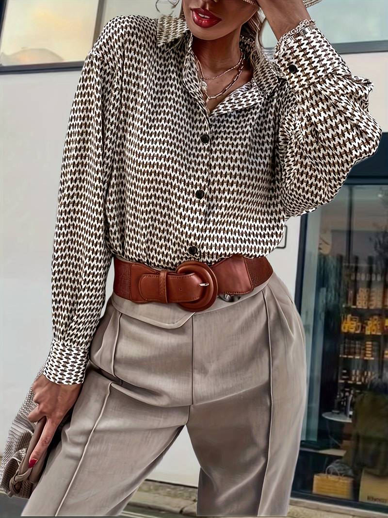 Allsidig kvinnebluse med lange ermer, vintage-inspirert. Komfortabel og elegant for hverdag og vårklær.