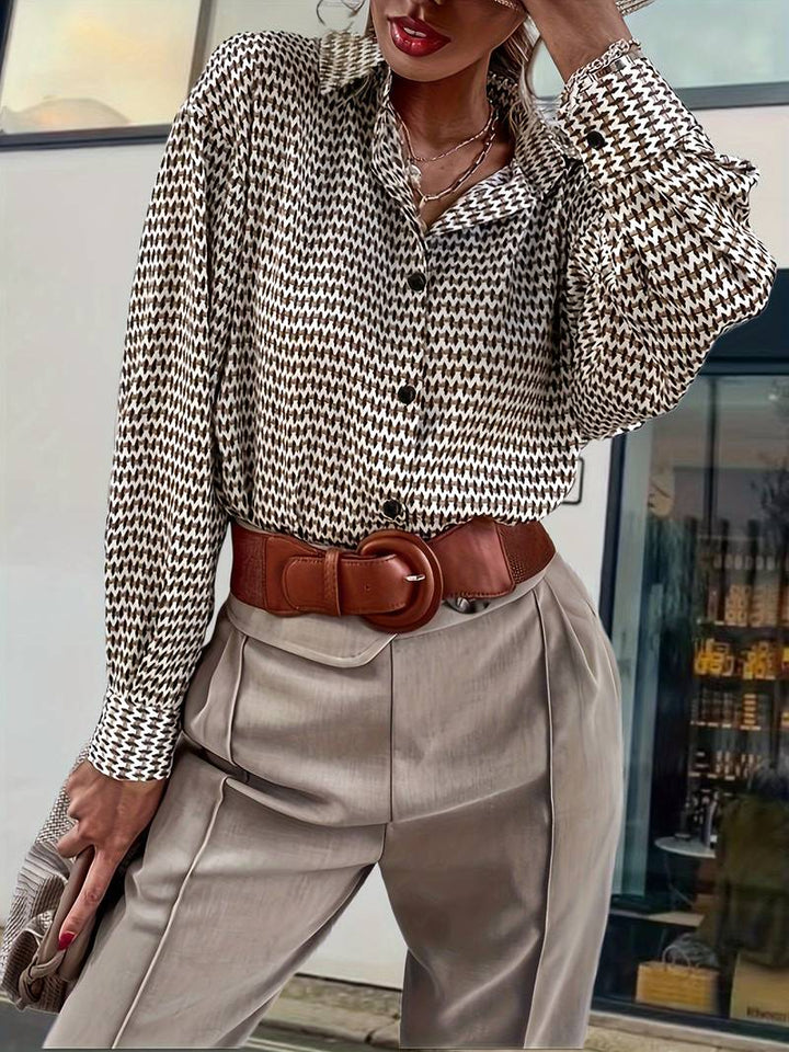 Allsidig kvinnebluse med lange ermer, vintage-inspirert. Komfortabel og elegant for hverdag og vårklær.