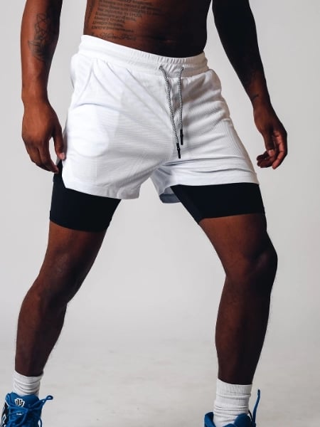 Komfortable Herre 2-i-1 gymshorts, perfekt for trening. Mykt, fuktighetsdrenerende stoff for maksimal bevegelsesfrihet.