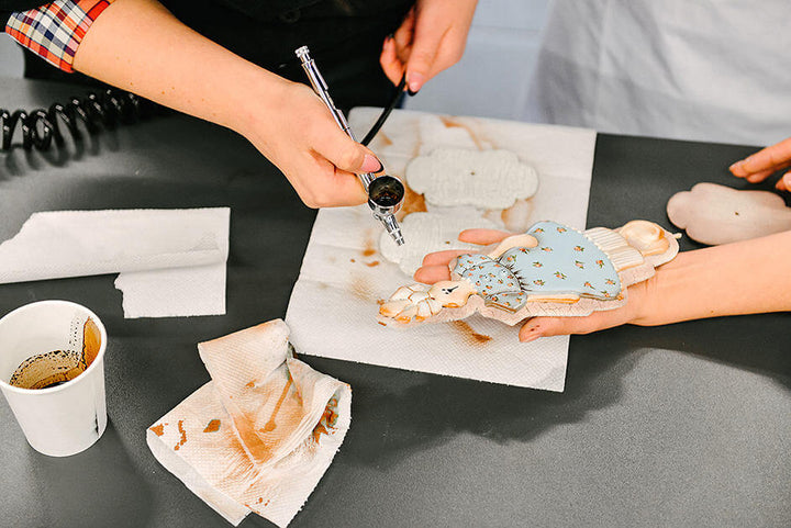 Komplett kakepynt airbrush sett: kompressor, pistol og tilbehør for profesjonell kakedekorering og bakeutstyr.