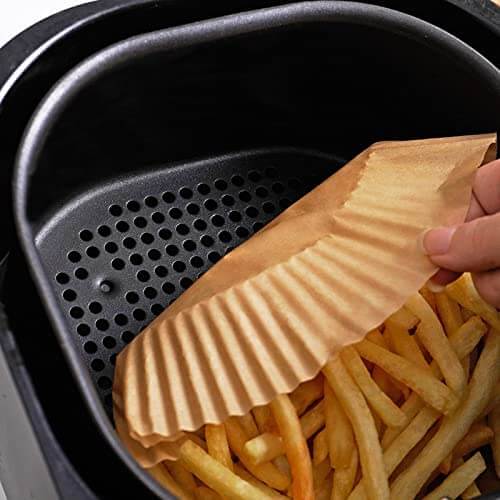 Stabel med airfryer engangspapirfôr. Essensielt kjøkkenutstyr for problemfri matlaging.