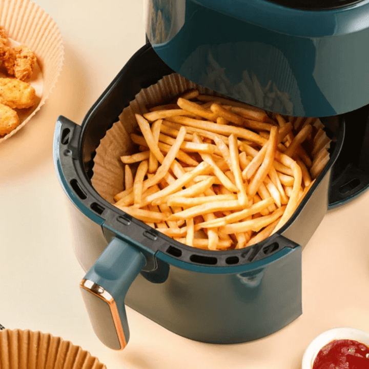 Non-stick silisiumpapir i luftfrityrkoker. Beskytter mot søl, gjør enkel opprydding.