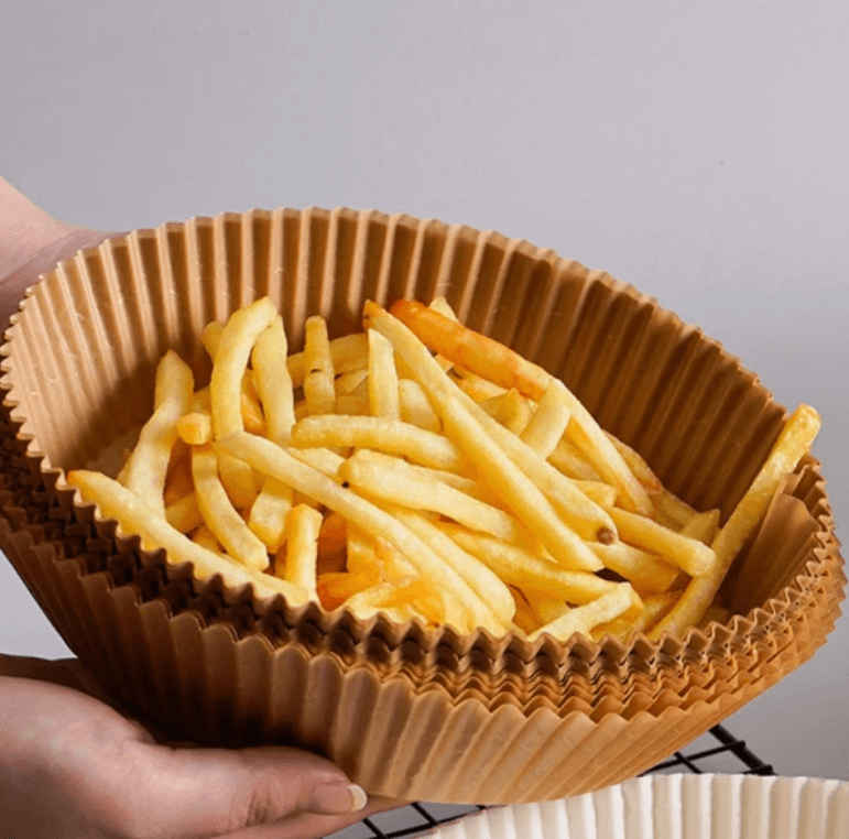 Airfryer engangsfôr som fanger opp matrester. Mindre søl, renere kjøkkenutstyr og matlaging.