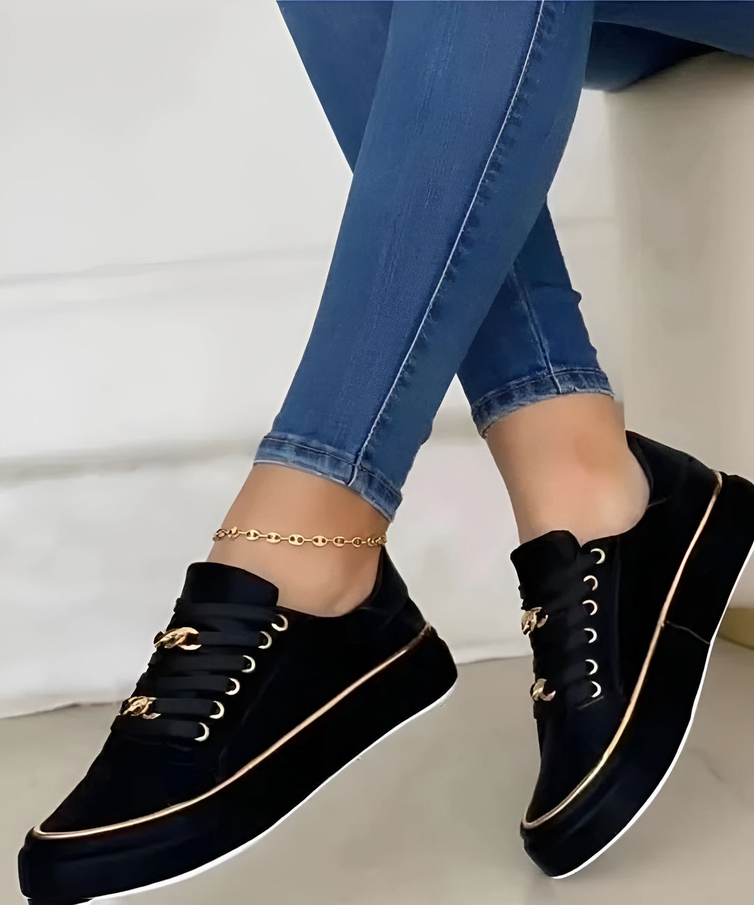 Svarte dame plattform sneakers med snøring, trendy og komfortable damesko for hverdagsbruk.
