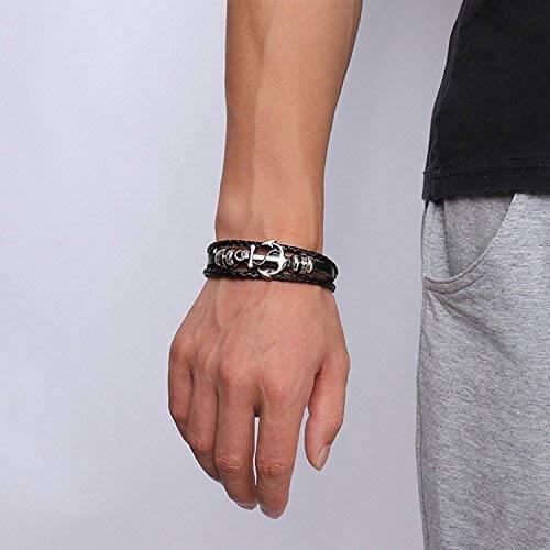 Klassisk nautisk armbånd i skinn med metallanker. Stilrent og tidløst unisex smykke, perfekt tilbehør.