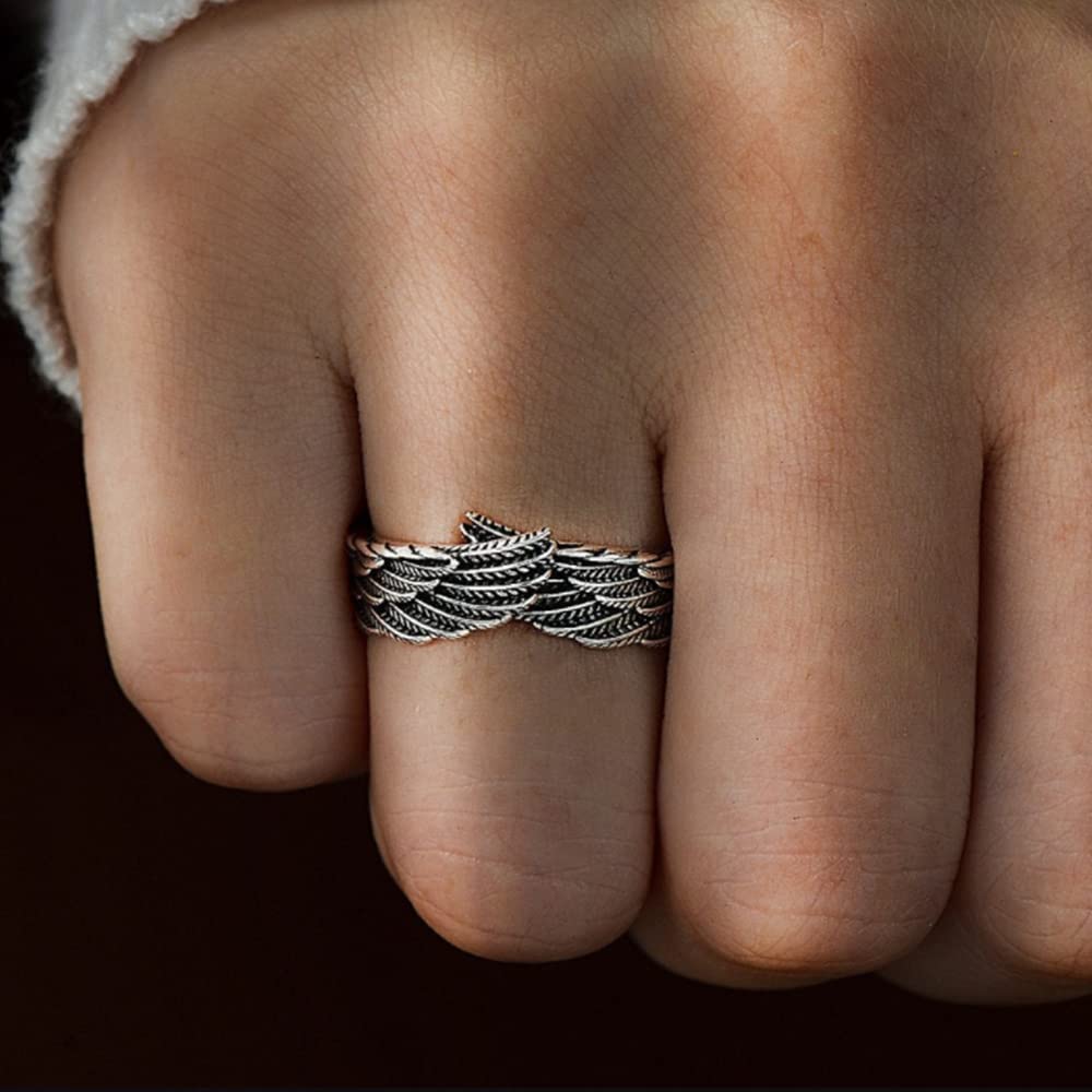 Elegant englevinge sølvring på fingeren, viser skinnende 925 sølv og unikt design for kvinner.