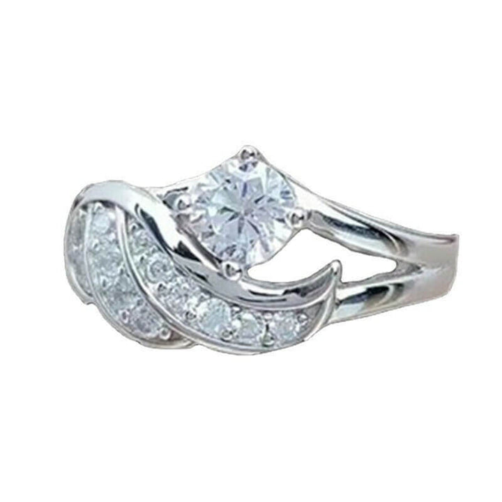 Glitrende dame ring med elegant englevinge og skinnende cubic zirconia steiner.