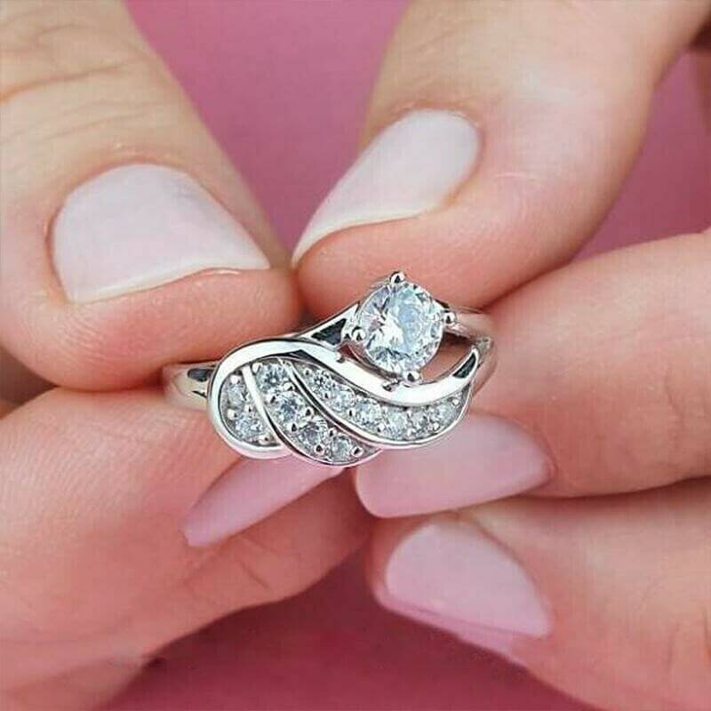 Elegant dame ring med delikat englevinge og skinnende cubic zirconia. Et must-have smykke.