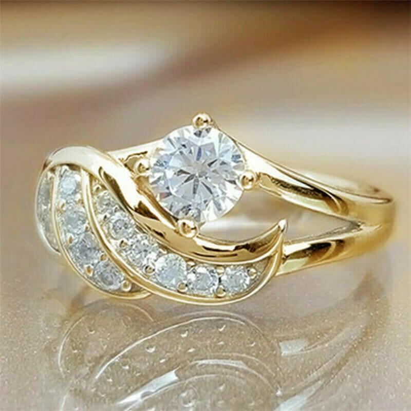 Luksuriøs dame ring med intrikat englevinge og skinnende cubic zirconia. Ideell gave.