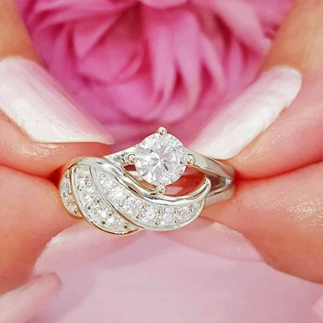 Dame ring med fengslende englevinge og funklende cubic zirconia. Et elegant valg.