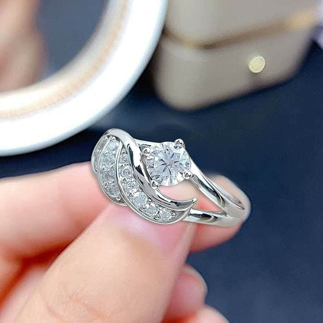 Klassisk dame ring med vakkert utformet englevinge og glitrende cubic zirconia.