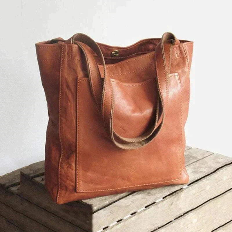 Svart klassisk dameveske i vegansk skinn. Romslig hverdagsveske med elegant design og PU-lær.