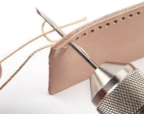 Sysyl og voksbehandlet tråd for holdbar lærsøm. Viktig skinnverktøy for DIY og håndverk.