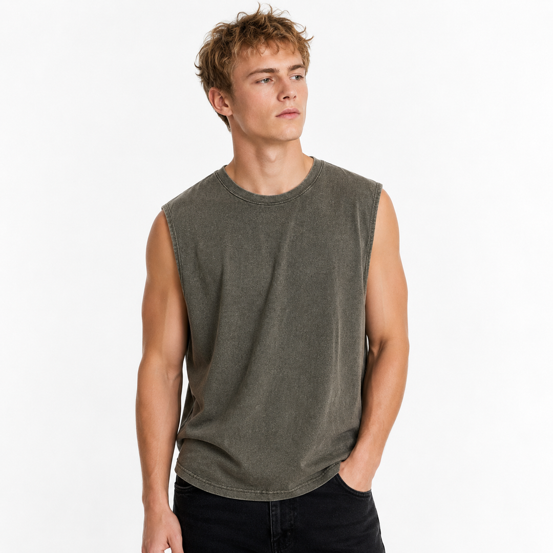 Herre tank top i beige, vasket look. Ermeløs treningstopp for en moderne sporty stil.