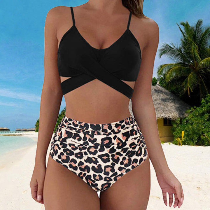 Bakside av mønstret høy midje bikini for kvinner, med kryss og tvers detaljer. Ideell som badetøy.