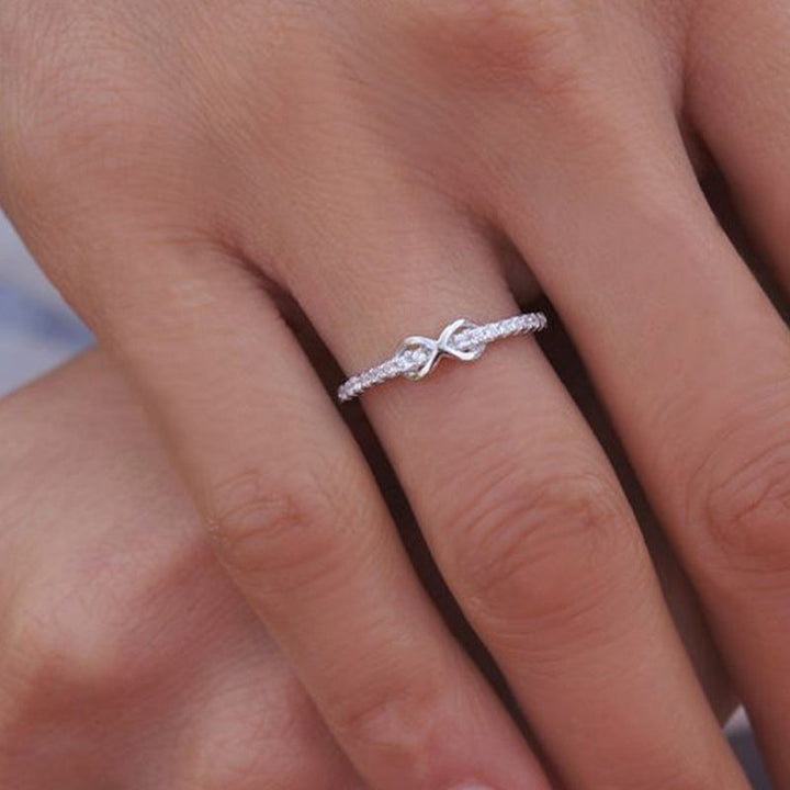 Personlig kjærlighetsgave: infinityring i gull til datter, symbol på evig bånd.