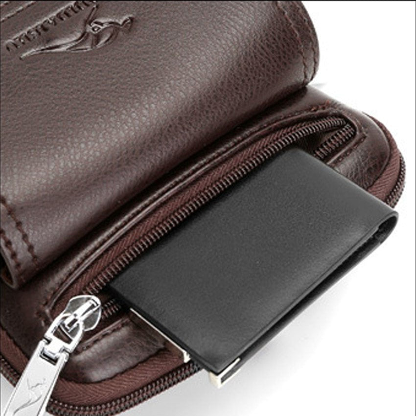 Stilig brun crossbody-veske i skinn for menn, med justerbar reim. Perfekt som praktisk skulderveske.
